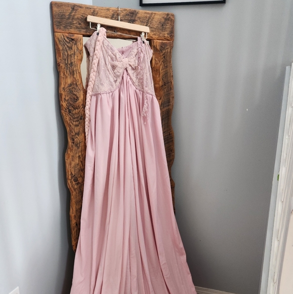 Beautiful  maternity photoshoot gown - Picture 2 of 10